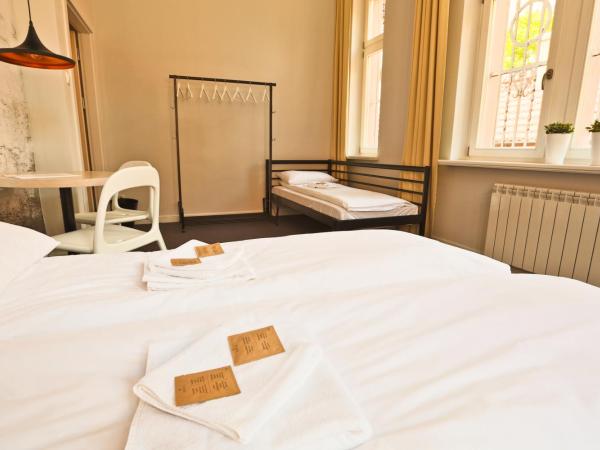 Sleep in Hostel & Apartments Stary Rynek : photo 5 de la chambre chambre triple avec salle de bains commune