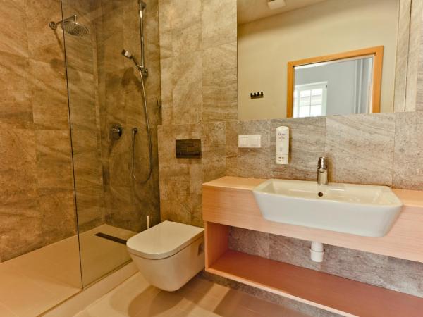 Sleep in Hostel & Apartments Stary Rynek : photo 7 de la chambre chambre double avec salle de bains