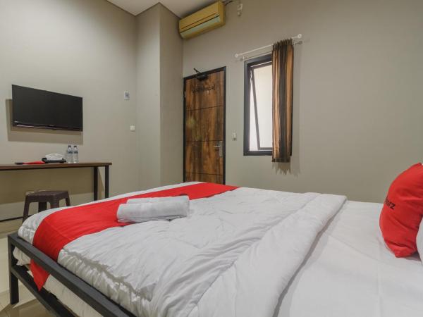 RedDoorz near Puri Indah Mall : photo 3 de la chambre chambre double