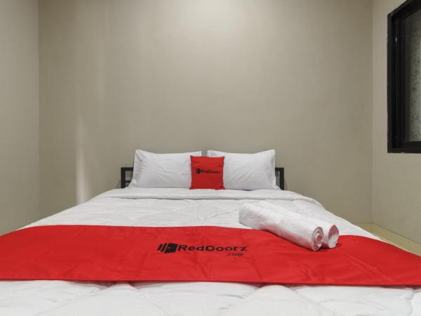 RedDoorz near Puri Indah Mall : photo 2 de la chambre chambre double