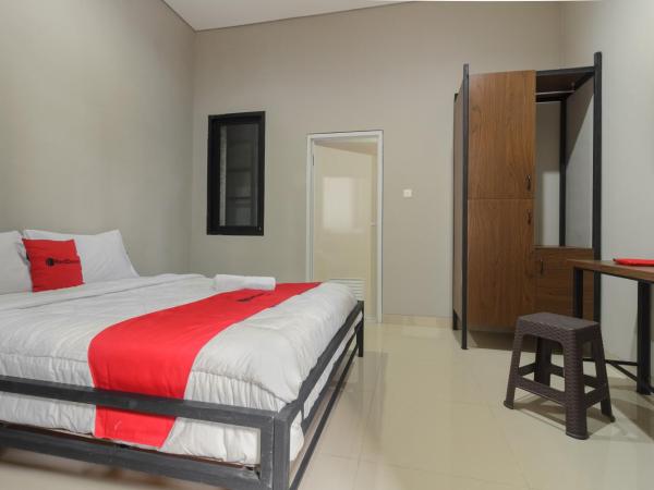 RedDoorz near Puri Indah Mall : photo 1 de la chambre chambre double