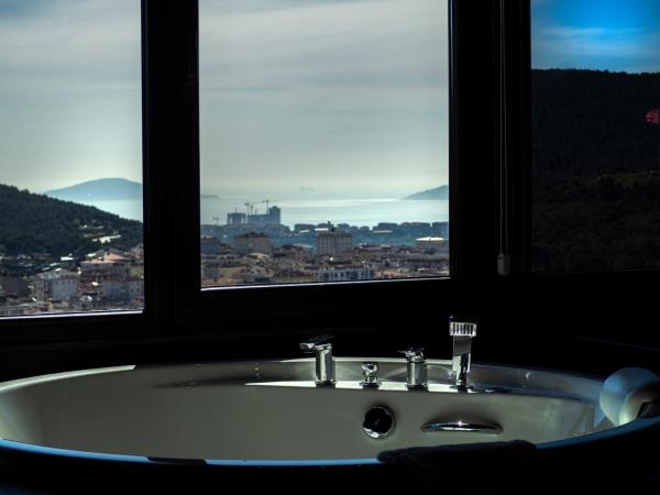 Cityloft 161 : photo 1 de la chambre suite d'angle avec jacuzzi - vue sur mer