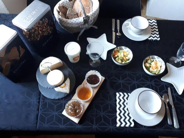 Les MIRABELLES chambres d'hôtes : photo 3 de la chambre chambre double avec salle de bains privative extérieure