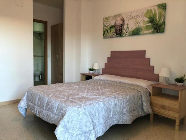 Hostal El Paraiso Playa Alicante : photo 7 de la chambre chambre lit queen-size