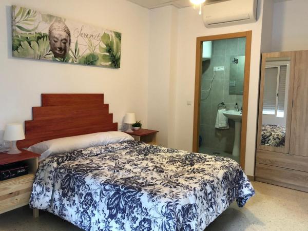 Hostal El Paraiso Playa Alicante : photo 8 de la chambre chambre lit queen-size