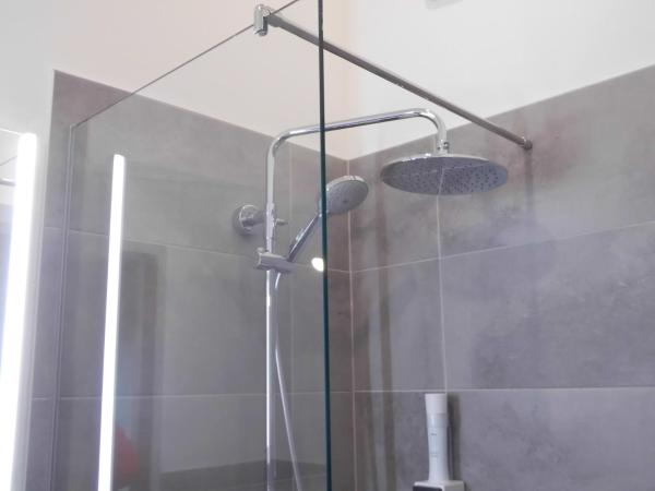 Pension Elisabeth - Rooms & Apartments : photo 8 de la chambre chambre double avec salle de bains privative