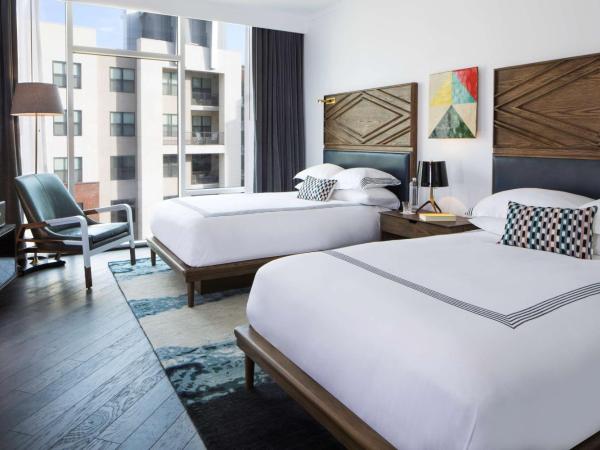 Thompson Nashville, by Hyatt : photo 3 de la chambre chambre double avec 2 lits doubles et douche accessible en fauteuil roulant - adaptée aux personnes à mobilité réduite