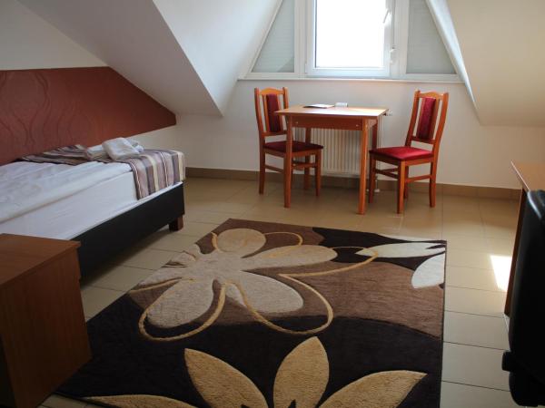 Auguszta Hotel és Diákszálló : photo 1 de la chambre chambre simple standard