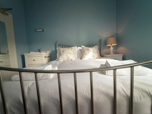 Anabelle's Guest House : photo 8 de la chambre chambre double avec salle de bains commune