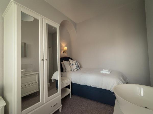 Anabelle's Guest House : photo 10 de la chambre chambre lits jumeaux avec salle de bains commune