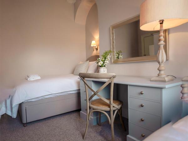 Anabelle's Guest House : photo 9 de la chambre chambre lits jumeaux avec salle de bains privative