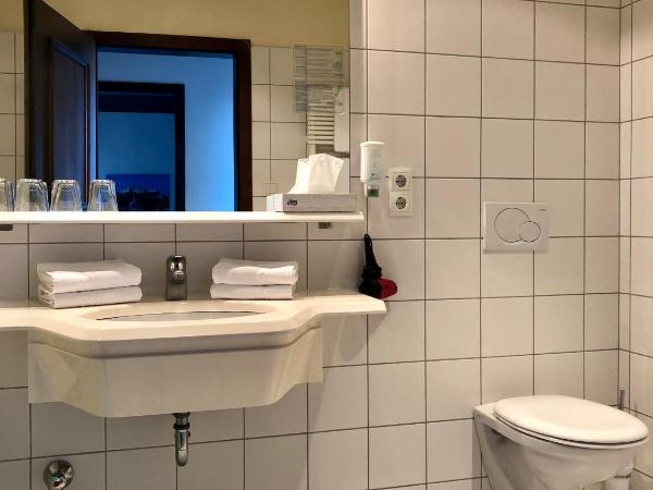 Hotel Schöne Aussicht : photo 6 de la chambre chambre double avec balcon - vue sur ville