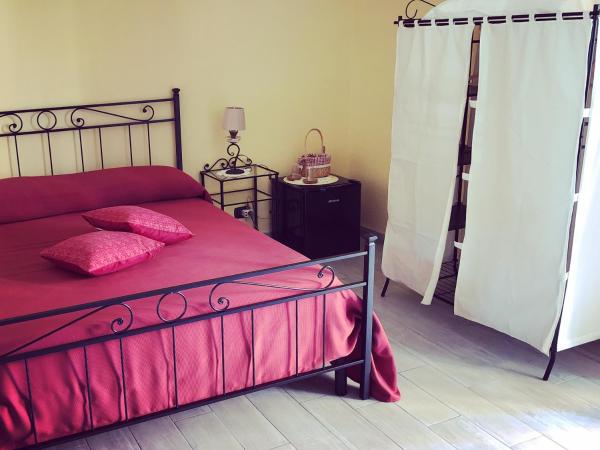 B&B Casa Cupiello : photo 2 de la chambre chambre double avec salle de bains privative