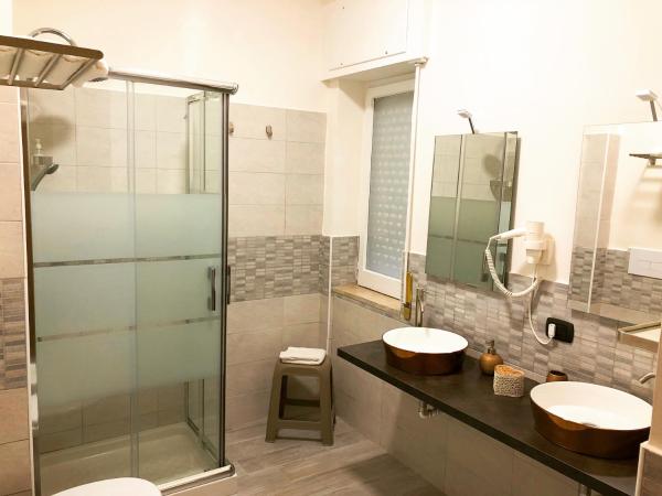 B&B Casa Cupiello : photo 6 de la chambre chambre double avec salle de bains privative