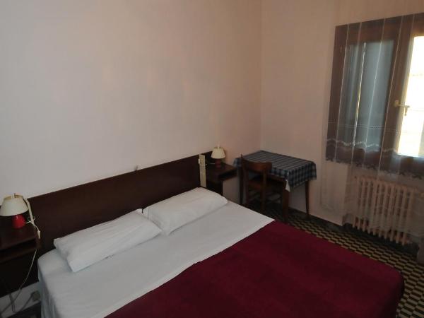 Locanda Sant'Anna Hotel : photo 1 de la chambre chambre double ou lits jumeaux avec salle de bains commune