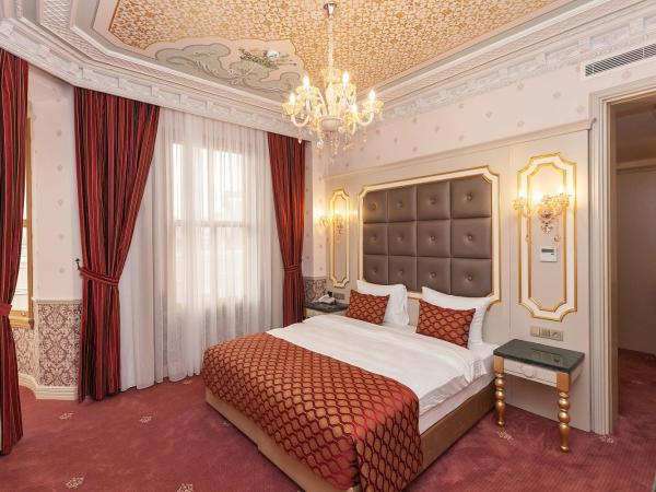 Meserret Palace Hotel - Special Category : photo 3 de la chambre suite lit king-size avec baie vitrée