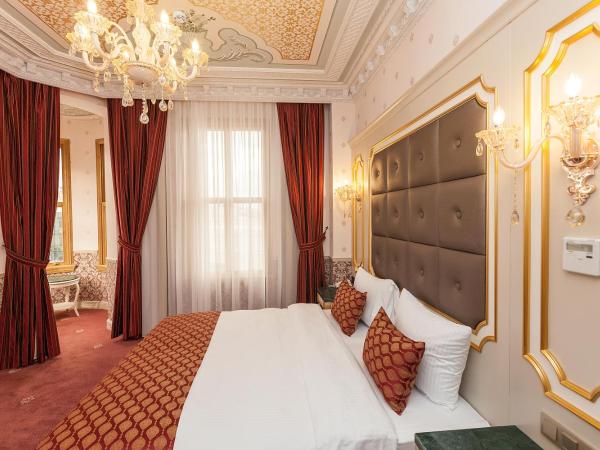 Meserret Palace Hotel - Special Category : photo 5 de la chambre suite lit king-size avec baie vitrée