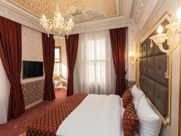 Meserret Palace Hotel - Special Category : photo 7 de la chambre suite lit king-size avec baie vitrée