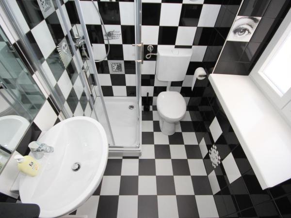 The Hostel : photo 5 de la chambre chambre double confort avec salle de bains privative