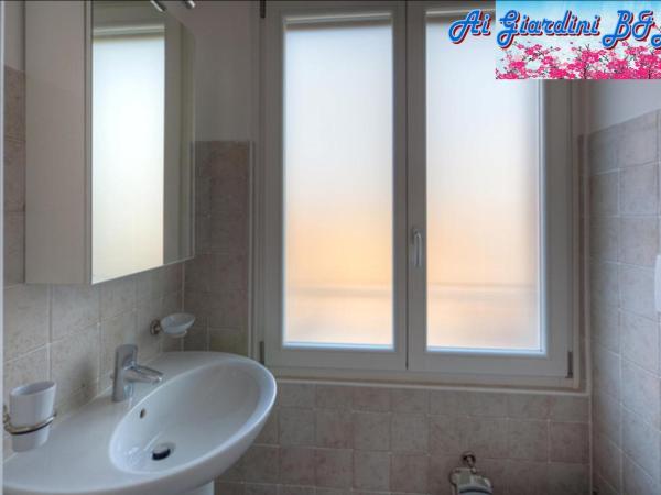 Ai Giardini Rooms : photo 6 de la chambre chambre double avec salle de bains privative