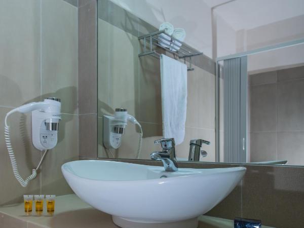 Naxos Holidays : photo 2 de la chambre chambre quadruple avec salle de bains