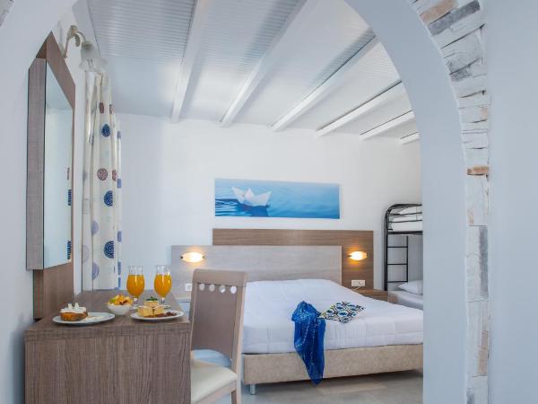 Naxos Holidays : photo 1 de la chambre chambre quadruple avec salle de bains