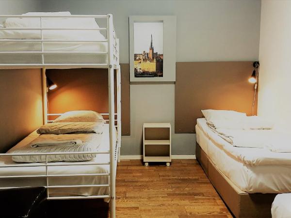 Mosebacke Hostel : photo 2 de la chambre chambre quadruple avec salle de bains commune