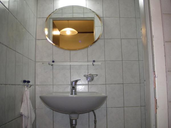 HappyHostel : photo 4 de la chambre chambre quadruple Économique avec salle de bains commune