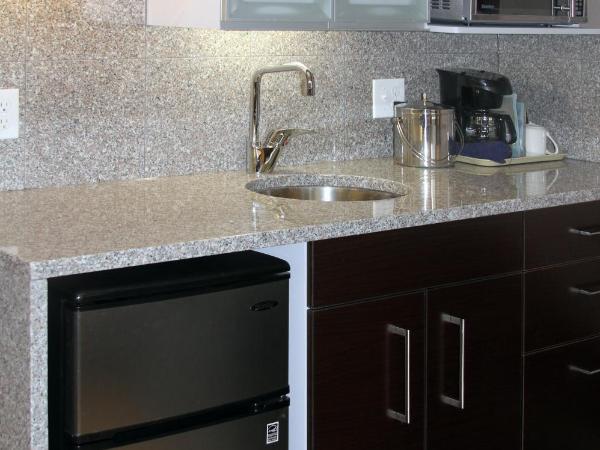 Red Lion Inn and Suites Victoria : photo 2 de la chambre studio