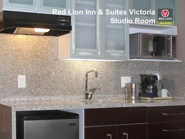 Red Lion Inn and Suites Victoria : photo 5 de la chambre studio