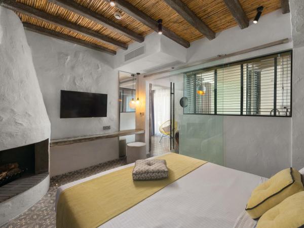 Elakati Luxury Boutique Hotel - Adults Only : photo 7 de la chambre suite lit king-size avec bain à remous extérieur privé - helios