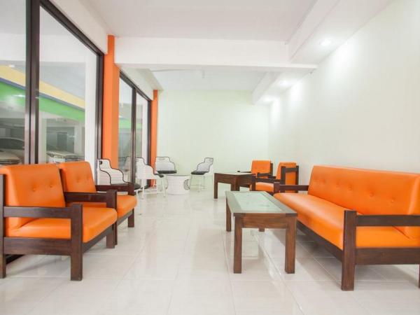 RedDoorz near Petra University 2 : photo 3 de la chambre chambre lits jumeaux