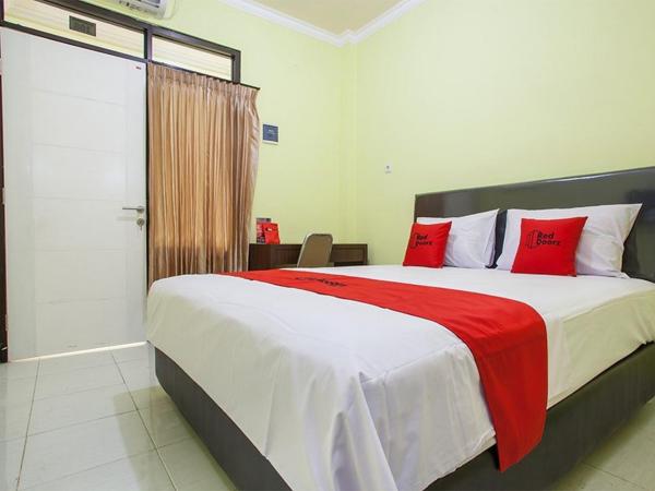 RedDoorz near Petra University 2 : photo 2 de la chambre chambre double