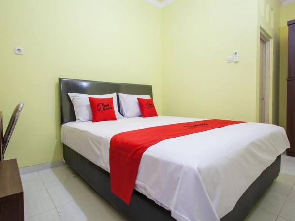 RedDoorz near Petra University 2 : photo 1 de la chambre chambre double