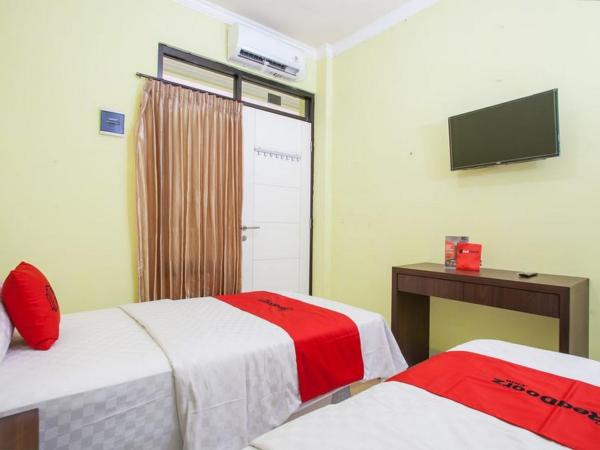 RedDoorz near Petra University 2 : photo 1 de la chambre chambre lits jumeaux