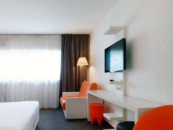 ibis Styles Chalon sur Saône : photo 6 de la chambre chambre double avec lit d'appoint
