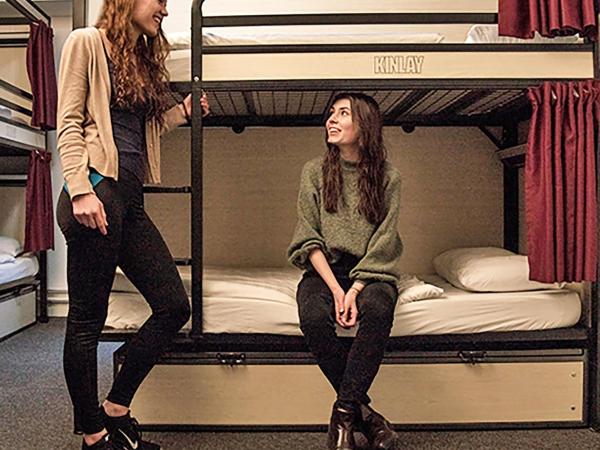 Kinlay Hostel Eyre Square : photo 8 de la chambre lit dans dortoir mixte 6 lits avec salle de bains commune