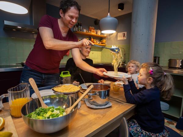 Schulz Hotel Berlin Wall at the East Side Gallery : photo 5 de la chambre chambre familiale standard