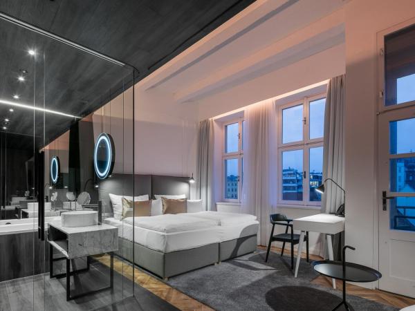 Pytloun Boutique Hotel Prague : photo 2 de la chambre chambre double ou lits jumeaux supérieure avec balcon et baignoire spa