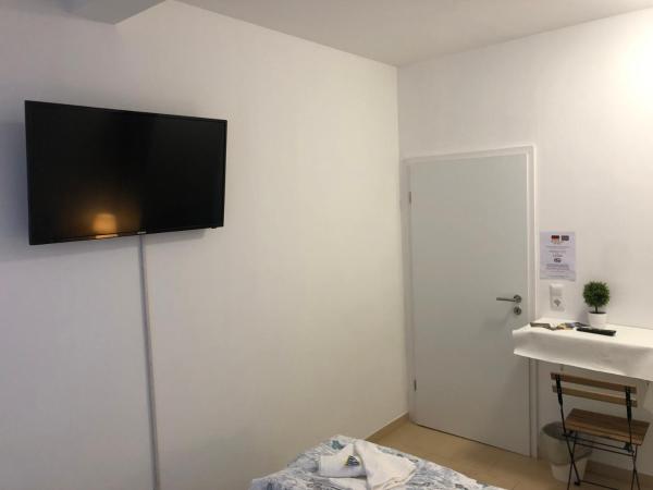 Pension Laatzen : photo 2 de la chambre chambre double ou lits jumeaux avec salle de bains