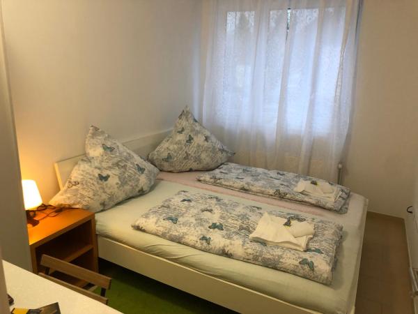 Pension Laatzen : photo 1 de la chambre chambre double ou lits jumeaux avec salle de bains