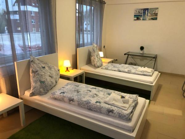 Pension Laatzen : photo 4 de la chambre chambre triple avec salle de bains