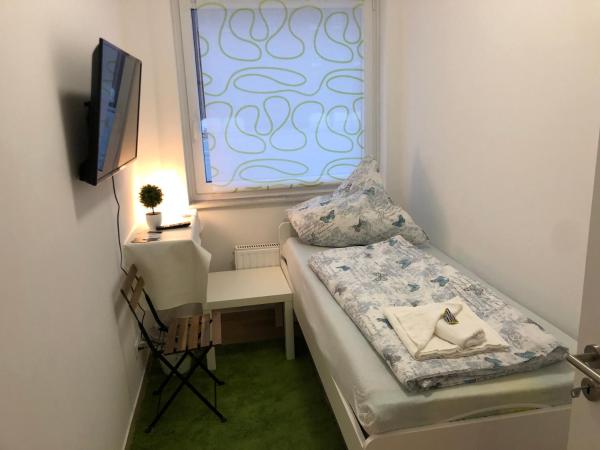 Pension Laatzen : photo 1 de la chambre chambre simple avec salle de bains