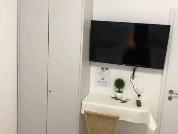 Pension Laatzen : photo 1 de la chambre chambre lits jumeaux avec salle de bains