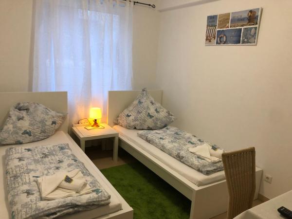 Pension Laatzen : photo 2 de la chambre chambre lits jumeaux avec salle de bains