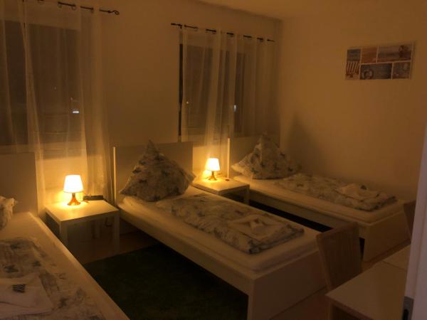 Pension Laatzen : photo 2 de la chambre chambre triple avec salle de bains