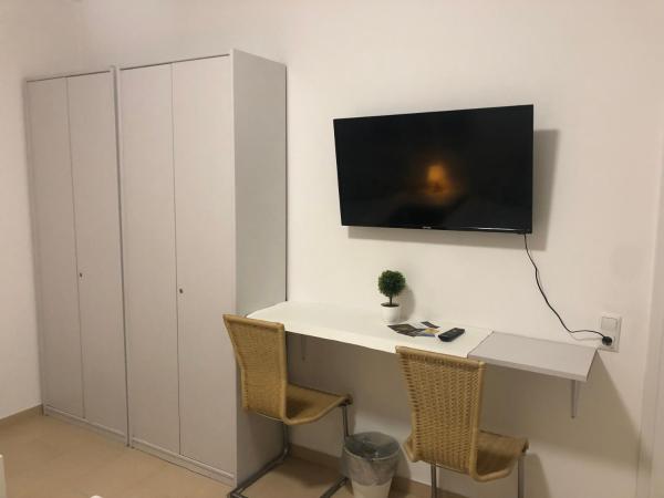 Pension Laatzen : photo 4 de la chambre chambre triple avec salle de bains