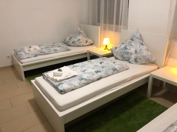 Pension Laatzen : photo 5 de la chambre chambre triple avec salle de bains