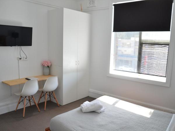 Sandy Bottoms Guesthouse : photo 8 de la chambre chambre lit queen-size avec salle de bains commune