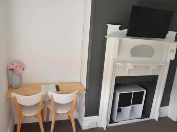 Sandy Bottoms Guesthouse : photo 3 de la chambre chambre lit queen-size avec salle de bains commune